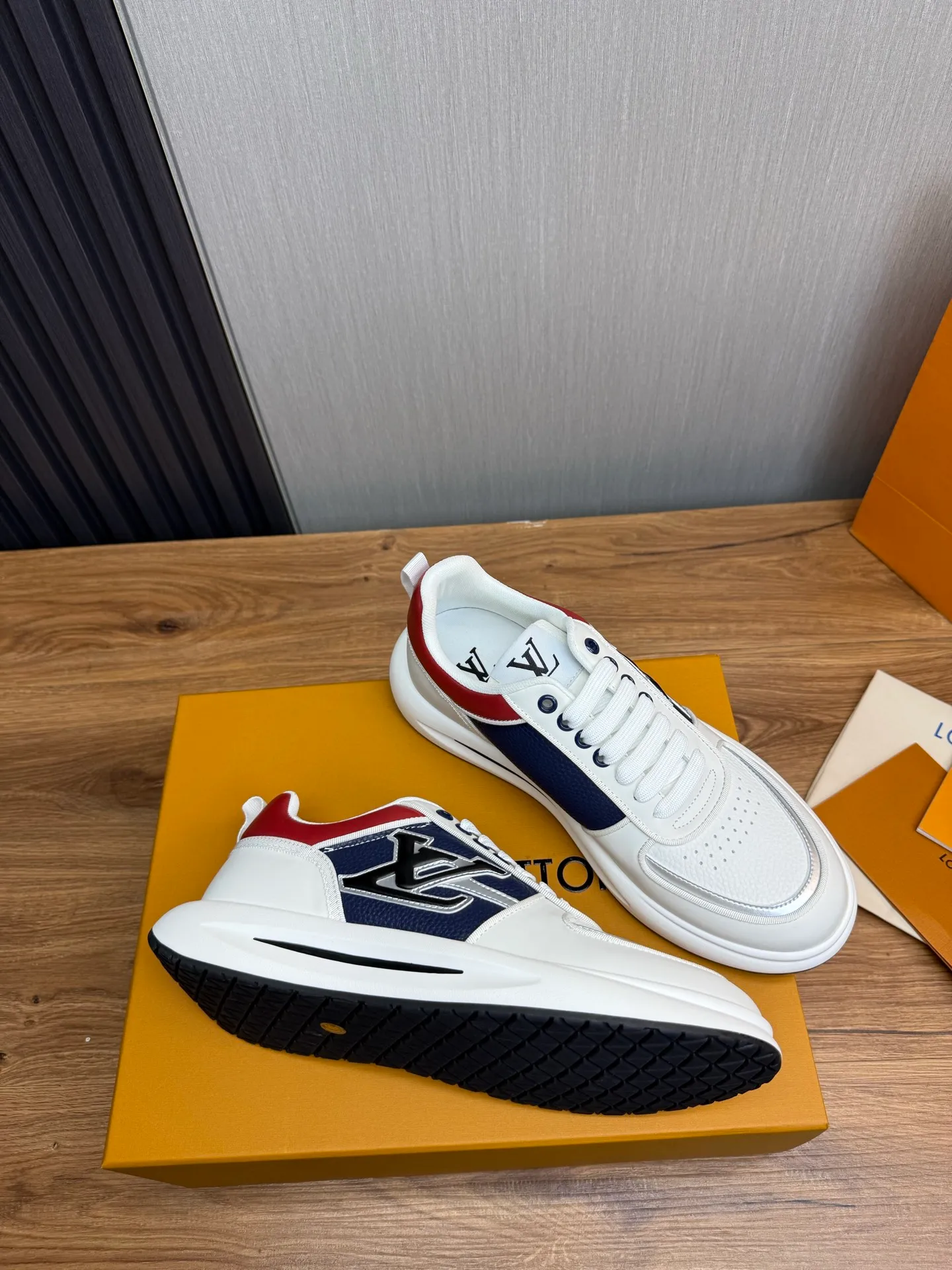 Men's shoes 💰820💰 Lv. Top purchasing agent 🇮🇹 Louis Vuitton, sports shoes counter synchronization, uppers imported from Italy, high-quality splicing and complex handicrafts, imported mesh pads are soft and comfortable, soles: original factory special soles, TPU exclusive movable molded soles super comfortable, original factory single goods, 🔍🔍high quality, you can enter and exit the counter at will, welcome to compare, code number 38-44 (Customized 38.45)